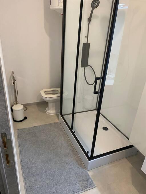 1-E Superbe Appartement Lumineux 샤를루아 외부 사진