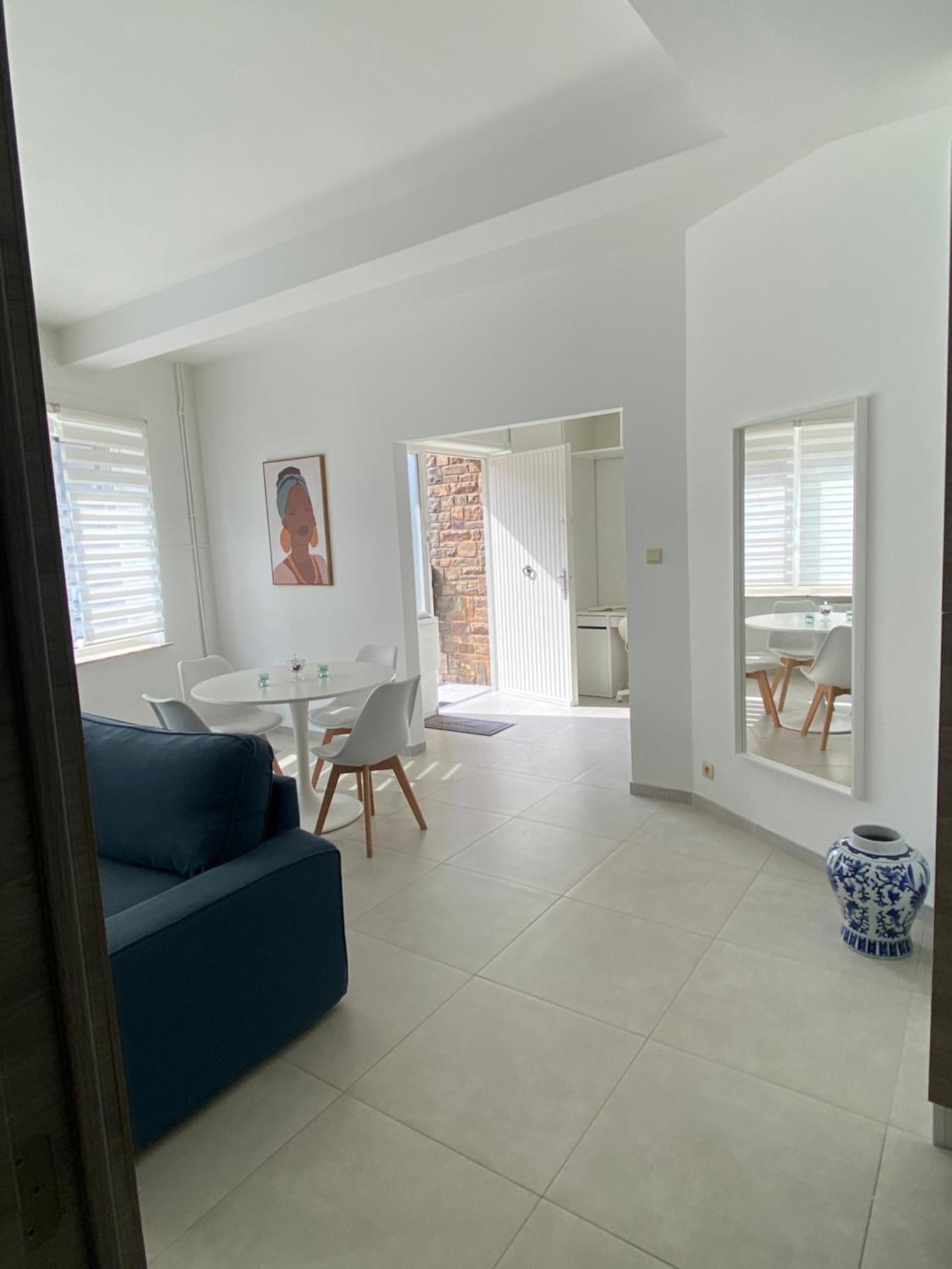 1-E Superbe Appartement Lumineux 샤를루아 외부 사진